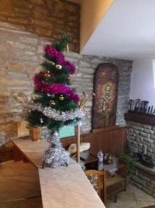 泽拉夫纳扎寇瓦卡什塔旅馆的坐在桌子顶上的圣诞树