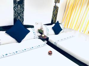 香港阿肖克旅舍的配有两张床铺的蓝色和白色枕头