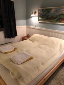 安德内斯Kong Hans gt. 28的一张带白色床单和毛巾的床