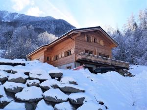 Les ValettesLe cocon du Catogne proche Martigny Verbier - Netflix -的山上雪地中的小木屋