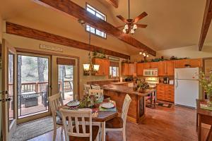 普雷斯科特Prescott Cabin with Beautiful Forest Views and Deck!的厨房配有桌椅和冰箱。