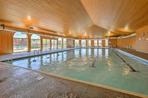 Manistee Retreat with Pool Access, Walk to Beach!内部或周边的泳池