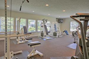 Manistee Retreat with Pool Access, Walk to Beach!的健身中心和/或健身设施