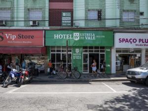 伊帕廷加Hotel Estrela Do Vale的一条城市街道上一排摩托车商店
