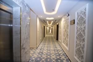哈费尔巴廷Rayat Alshalal Hotel 2的走廊,有走廊长度的