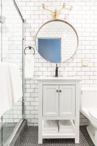 旧金山Sonder Hayes Valley的白色的浴室设有水槽和镜子
