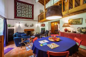 富尔纳斯Casa da Cascata的客厅配有一张带蓝桌布的桌子