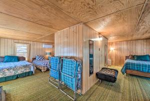 鲁伊多索Ruidoso Cabin with Forest Views and Covered Porch的一间卧室配有两张床和椅子