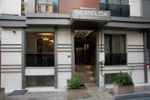 伊斯坦布尔Nupelda Residence Hotel的一座有酒店入口的建筑