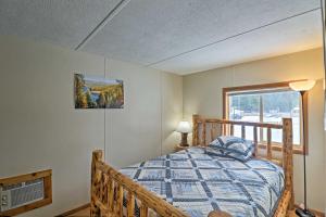 哥伦比亚瀑布Columbia Falls Home about 22 Mi to Glacier Natl Park!的一间卧室设有一张床和一个窗口