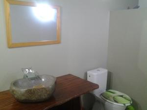 努库希瓦Fare Manutea的浴室在厕所旁的桌子上放碗