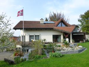 明希维伦BnB im Grossacker的院子里有旗帜的房子