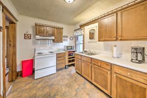 厄巴纳Charming Urbana Home Near Downtown!的厨房配有木制橱柜和白色的电器