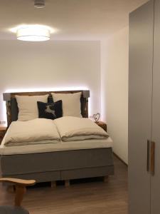 雷特温克尔Ferienwohnung Winklblick的一间卧室配有一张大床,提供黑白枕头