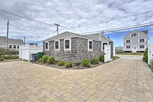 南金斯敦Peaceful Cottage with Grill - Steps to Matunuck Beach的相册照片