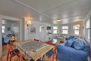 南金斯敦Peaceful Cottage with Grill - Steps to Matunuck Beach的客厅配有蓝色的沙发和桌子