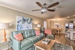 马士腾海滩Port Aransas Condo with Pool Access Walk to Beach!的带沙发和吊扇的客厅