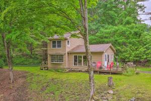 Mill RiverThe Mill River Cabin with Fireplace and River View!的庭院内带甲板和椅子的房子