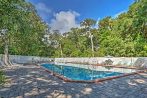 Amelia Island Condo with Onsite Pool and Beach Access!内部或周边的泳池