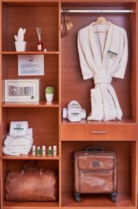 阿雷基帕卡索纳广场殖民酒店的衣柜,带长袍和行李箱的架子