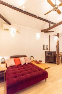 大阪back alley residence Hibi的客厅设有红色沙发,配有天花板