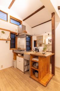 大阪back alley residence Hibi的一个带木制柜台和台面的大厨房