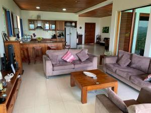 佩勒代尼耶Lotus Villa Kandy的客厅配有两张沙发和一张桌子