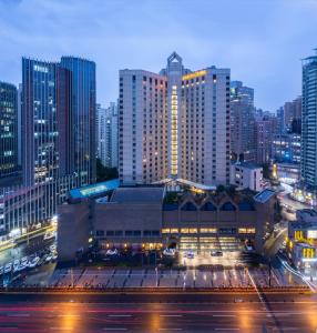 上海上海建国宾馆的城市中一座大建筑