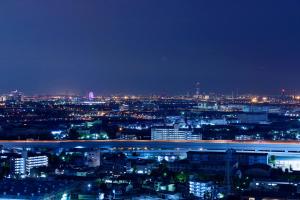 尼崎市Miyako Hotel Amagasaki的夜晚带灯光的城市景观
