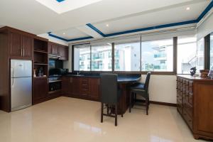 Phuket Palace Condominium by W的厨房或小厨房