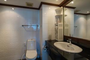 Phuket Palace Condominium by W的一间浴室