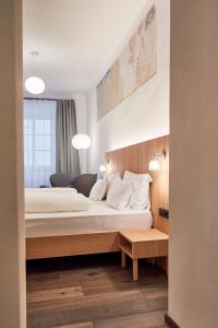 丘萨Hotel Walther v.d. Vogelweide Superior的卧室配有带白色枕头的大床