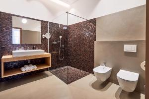 丘萨Hotel Walther v.d. Vogelweide Superior的浴室配有卫生间、盥洗盆和淋浴。