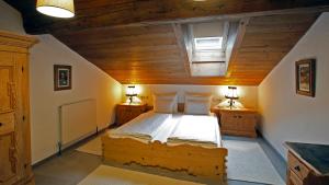 基茨比厄尔伊丽莎白公寓的一间卧室配有带2个床头柜和1扇窗户的床