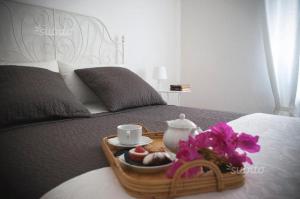 巴勒莫Villa la Rina的床上的食品和茶具托盘
