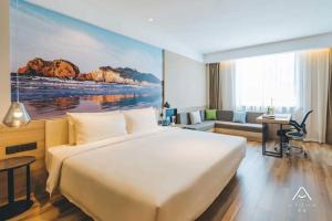 宁波宁波机场鄞州大道亚朵酒店的酒店客房设有一张大床和一张书桌。