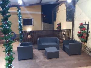 SelayaToño el Alguacil的大堂设有蓝色椅子、电视和圣诞装饰