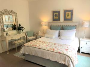 乔治樱桃贝里旅馆的一间卧室配有一张床、一个梳妆台和镜子