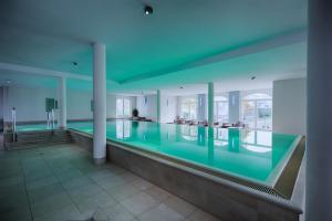 宾茨多米兹欧l宾兹公寓的蓝色灯光的建筑中的游泳池