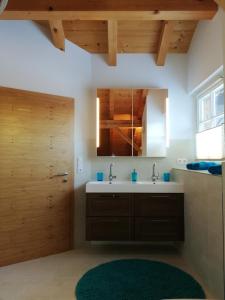 施坦察赫Eddy ´s Panorama Suite的一间带水槽和镜子的浴室