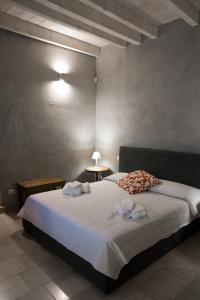 科拉托Graffiti B&B Apartments的一间卧室配有一张大床和毛巾