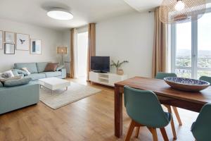 宏达瑞比亚Hondarribia Suites的客厅配有桌子和沙发