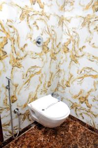 孟买Hotel Nest N Rest - Mumbai的浴室设有白色的卫生间和大理石墙