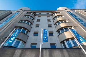塔林Capsule Hostels Tallinn的前面有蓝色标志的建筑