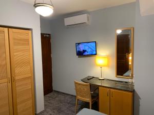 缅济热奇维拉斯塔罗斯提酒店的客房配有带台灯和镜子的书桌