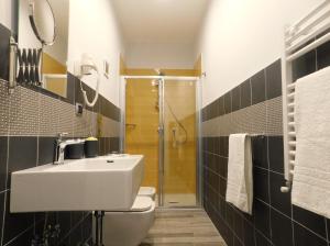 那不勒斯Scaramantico Rooms的一间带水槽、卫生间和淋浴的浴室