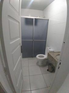布卢梅瑙Hostel Rota do Vale的一间带卫生间和淋浴间的浴室