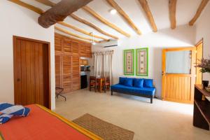 奥尔沃克斯岛La Casa del Alux - Adults Only的一间卧室配有蓝色的沙发和蓝色的沙发