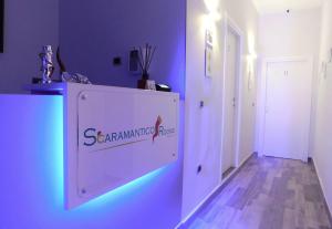 那不勒斯Scaramantico Rooms的一个有标志的房间,上面写着桑塔玛塔药