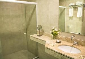 萨尔瓦多伊塔普瓦海滩灯塔酒店的一间带水槽和淋浴的浴室